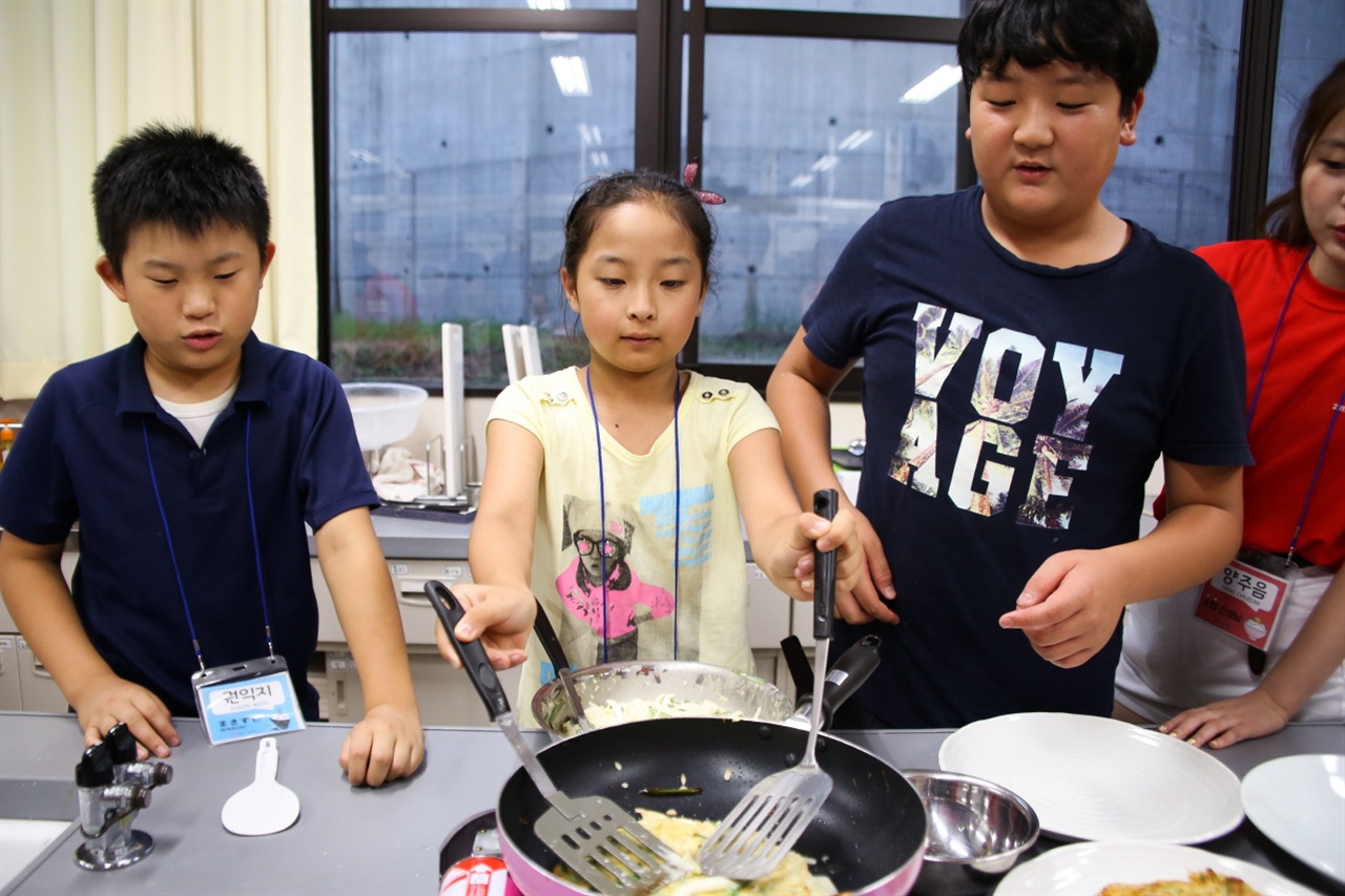 중국에서 온 동포학생이 한국의 전통요리인 찌짐을 만들어보고 있다.