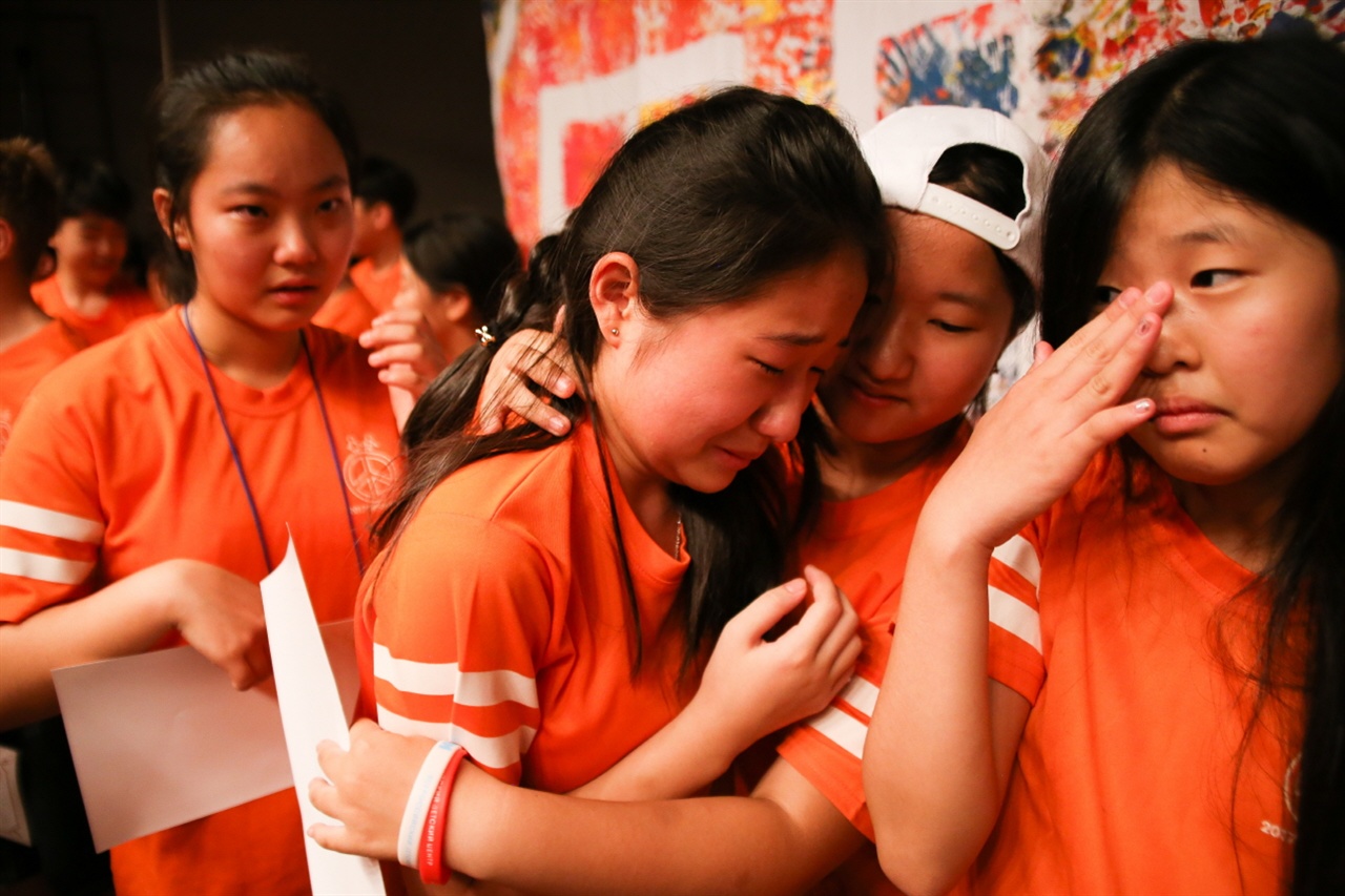 짧은 만남의 아쉬움을 눈물로 달래는 어린이희망학교 학생들