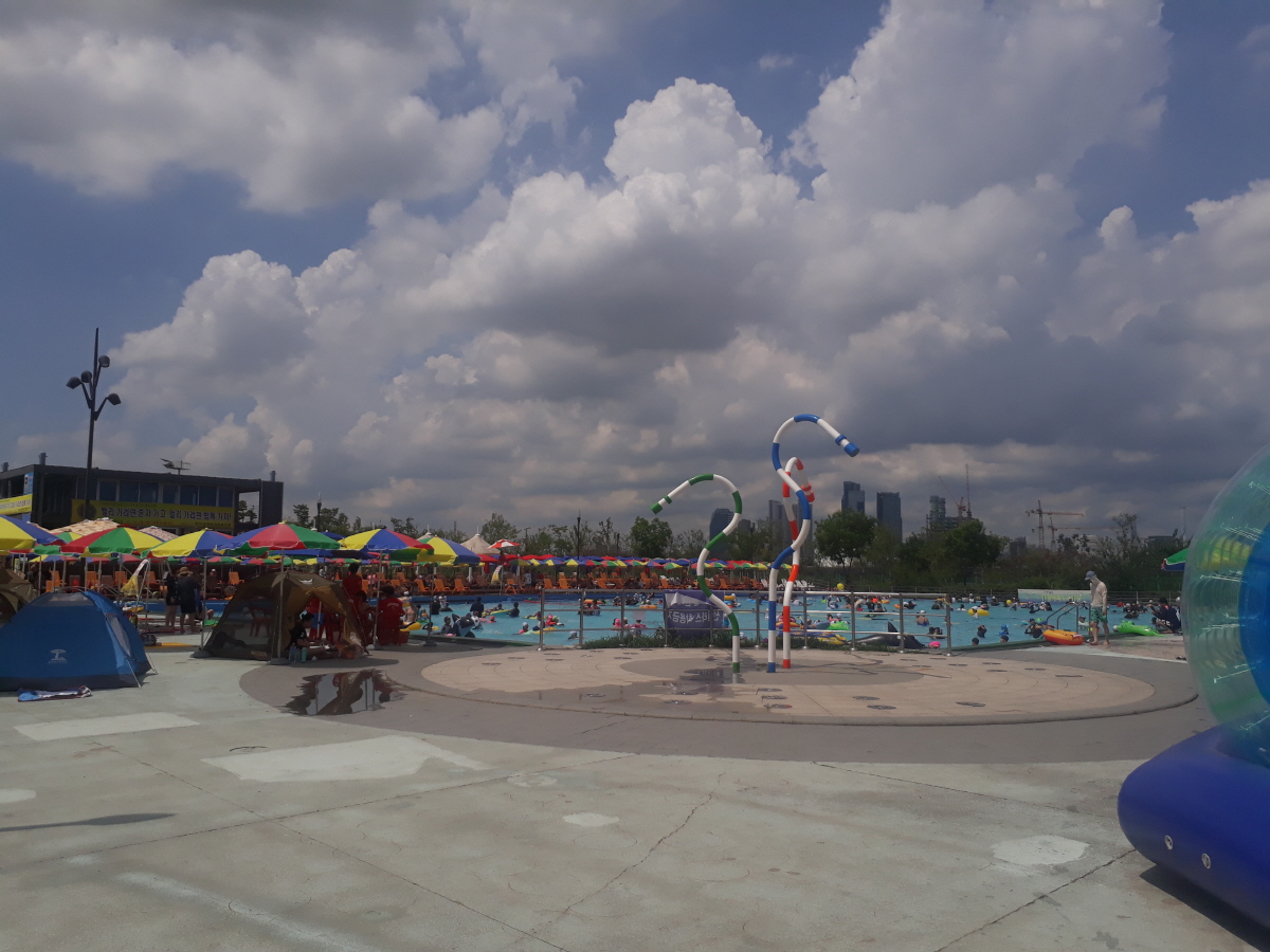 지난 11일 여의도 한강공원 수영장.
