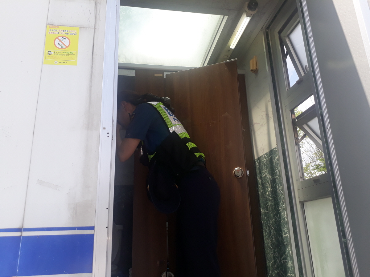 이소림 영등포경찰서 여의도지구대 순경이 렌즈탐지기로 수영장 화장실 몰카 단속에 나서고 있다.