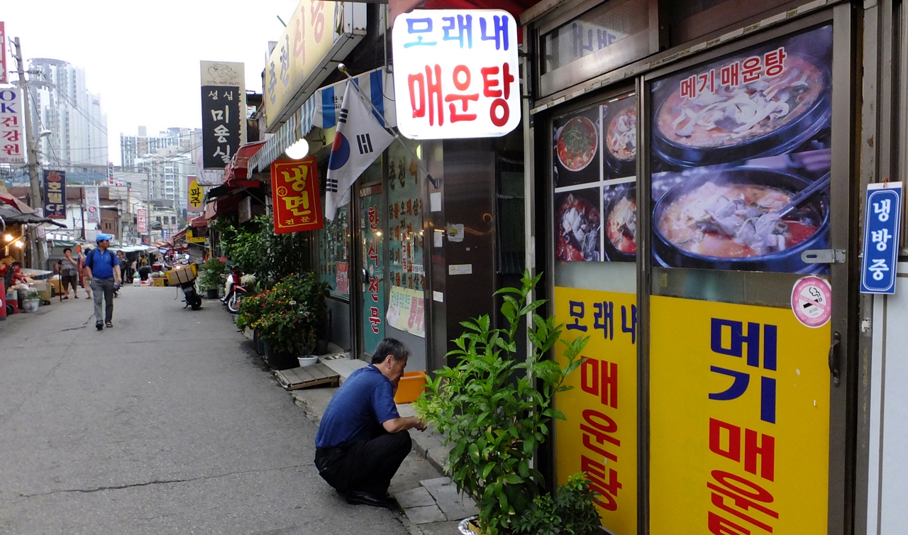  옛 시장 모습이 남아있는 모래내시장. 