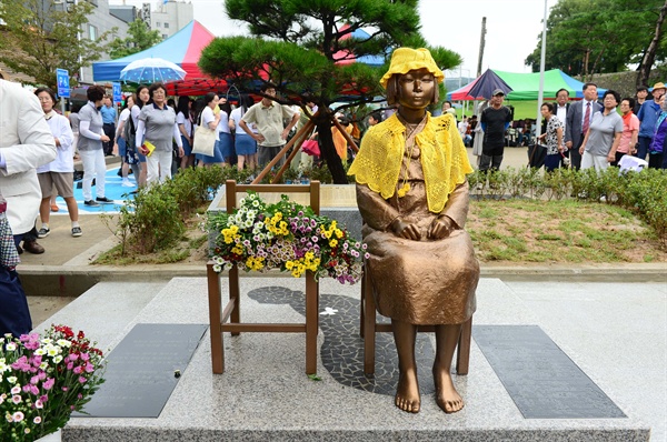  제72주년 광복절인 8월 15일 충남 홍성 홍주성 공영주차장에 세워진 평화의 소녀상.