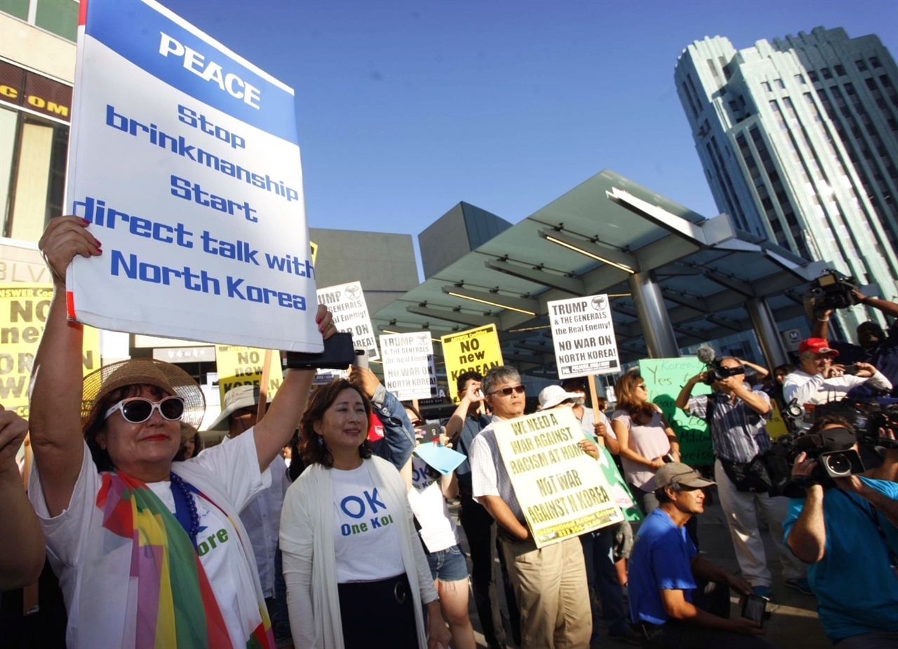 LA 교민들은 8월 14일 평화를 기원하는 시위를 벌였다.