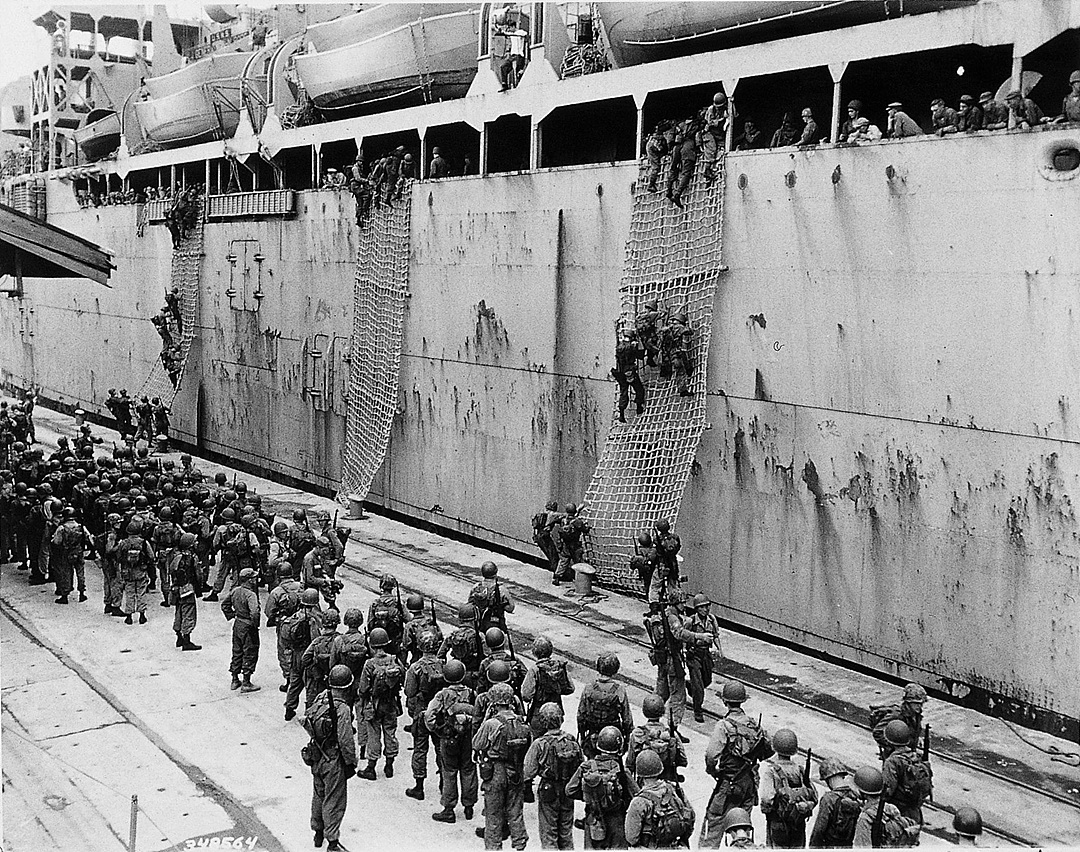  1950. 9. 부산. 미군들이 인천상륙작전에 참가하고자 거물 망을 타고 군함에 승선하고 있다. 