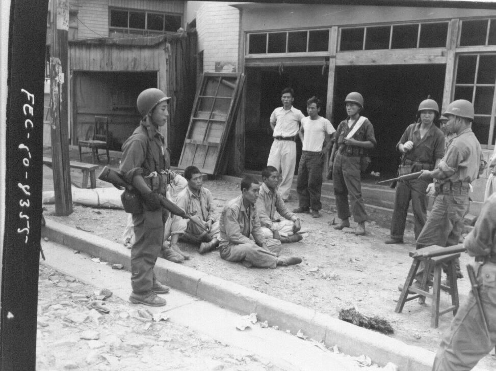  1950. 9. 16.  유엔군들이 인천상륙 후 시가전에서 인민군을 생포하고 있다.