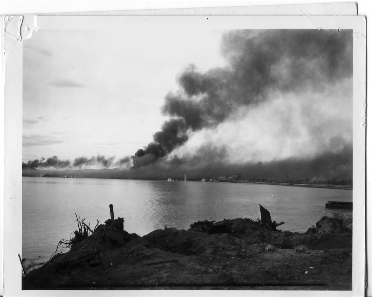  e112 1950. 9. 16. 미 군함의 함포사격으로 불바다가 된 인천항 일대.