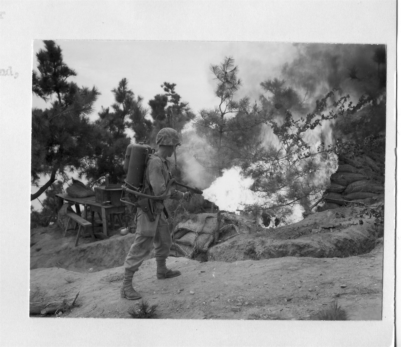  1950. 9. 16. 인천. 한 미 해병대 병사가 인민군 참호를 향하여 화염방사기로 불을 뿜고 있다.