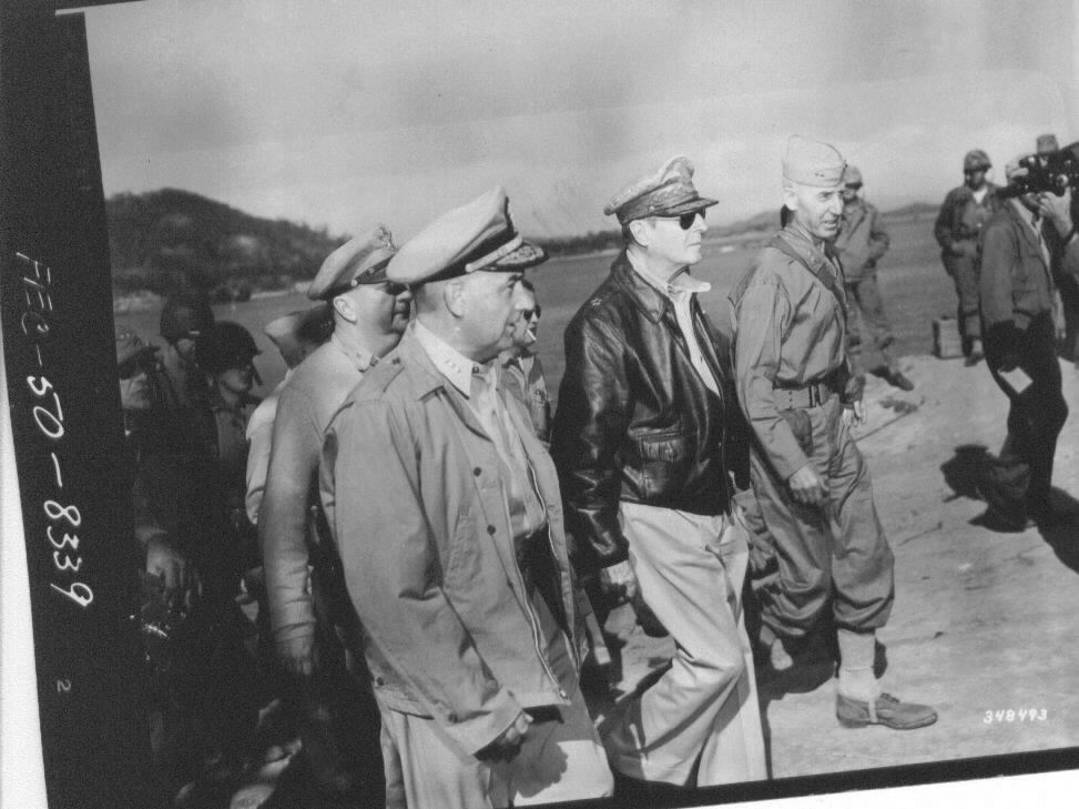  1950. 9. 16. 인천. 맥아더 장군(선글라스)이 상륙작전 후 인천부두로 상륙하고 있다.