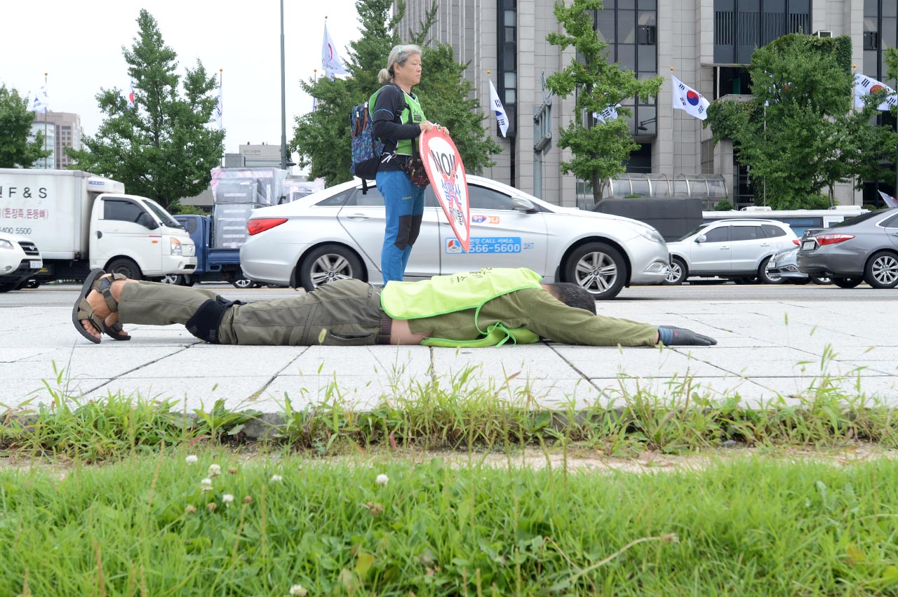 설악산 오색케이블카 사업에 반대하는 산악인들이 16일 오전 서울 광화문 광장에서 청와대까지 오체투지 행진을 벌이고 있다. 이들은 "설악산 오색 케이블카는 비뚤어진 지난 정권이 만들어낸 대표적인 적폐 사업이며 당연히 가장 먼저 백지화해야 하는 일"이라고 주장했다.