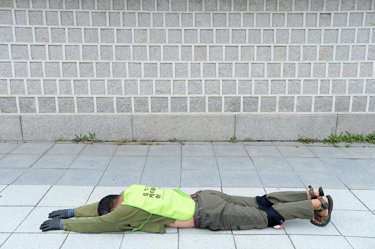 설악산 오색케이블카 사업에 반대하는 산악인들이 16일 오전 서울 광화문 광장에서 청와대까지 오체투지 행진을 벌이고 있다. 이들은 "설악산 오색 케이블카는 비뚤어진 지난 정권이 만들어낸 대표적인 적폐 사업이며 당연히 가장 먼저 백지화해야 하는 일"이라고 주장했다.