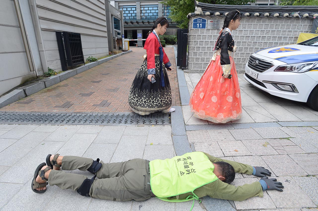 설악산 오색케이블카 사업에 반대하는 산악인들이 16일 오전 서울 광화문 광장에서 청와대까지 오체투지 행진을 벌이고 있다. 이들은 "설악산 오색 케이블카는 비뚤어진 지난 정권이 만들어낸 대표적인 적폐 사업이며 당연히 가장 먼저 백지화해야 하는 일"이라고 주장했다.