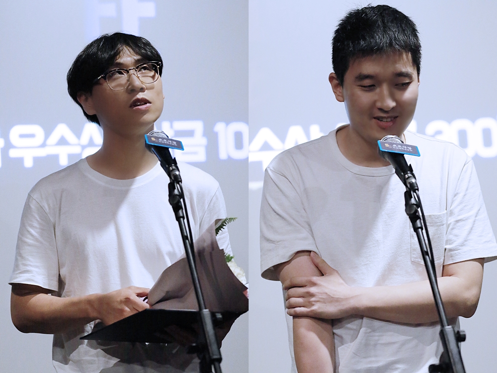 왼쪽은 애플시네마 우수상을 수상한 <혜영>의 김용삼 감독, 오른쪽은 국내경쟁 우수상 을 수상한 <가까이>의 배경헌 감독이 수상소감을 발표하고 있다.
