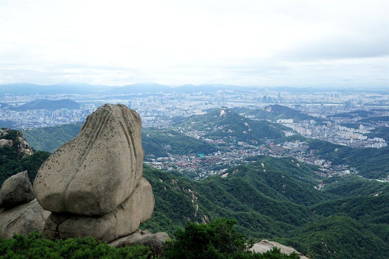 문수봉의 두꺼비바위와 서울 시내 풍경