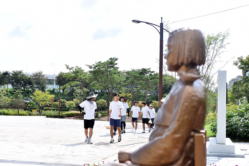 흥사단 평화지기 소녀상 순례길 국토대장정단, 논산 찾아  국토대장정팀이 논산시민공원에 도착하고 있다.