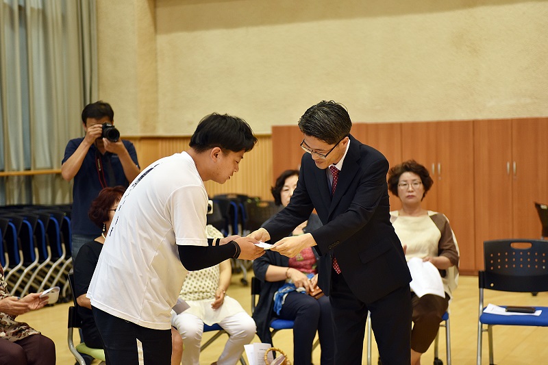 흥사단 평화지기 소녀상 순례길 국토대장정단, 논산 찾아  논산제일감리교회 부목사가 국토대장정팀에게 격려금을 전달하고 있다.