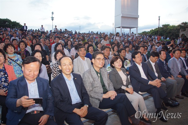 16일 대구에서 열린 홍준표 자유한국당 대표의 토크콘서트에는 곽대훈, 김상훈, 추경호 국회의원 등과 1500여 명의 당원 및 시민들이 참석해 1시간 30여분 동안 지켜보았다.