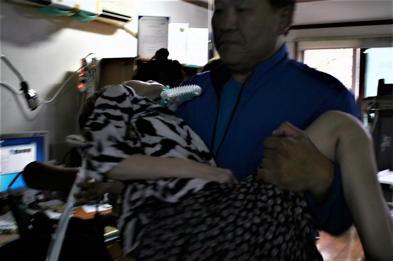16일 가습기살균제 피해자 박영숙씨의 집을 찾았다.이날은 그녀가 기자회견에 참석하는 날이다. 응급환자 이송서비스 기사는 능숙하게 박씨를 이동식침대로 옮겼다.