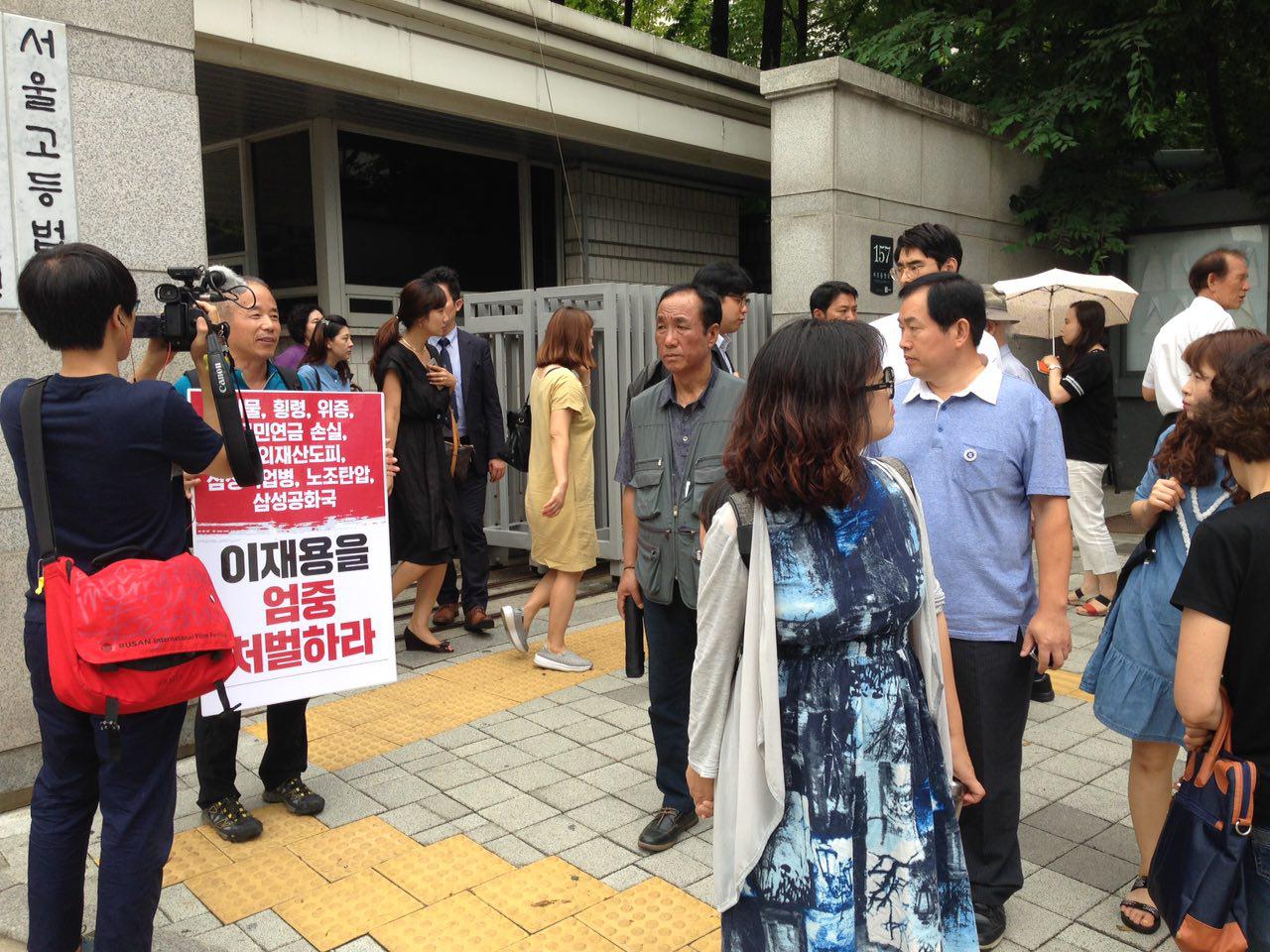 
1인 시위 중 지나가는 시민들이 관심을 갖고 지켜봐주고, 어떤 연유에서 1인 시위를 하는지 물어보기도 했습니다. 다행히 박근혜 지지자로부터의 방해는 없었습니다.  

1인 시위 장면은 미디어뻐국이 촬영하고 인터뷰를 했습니다. 