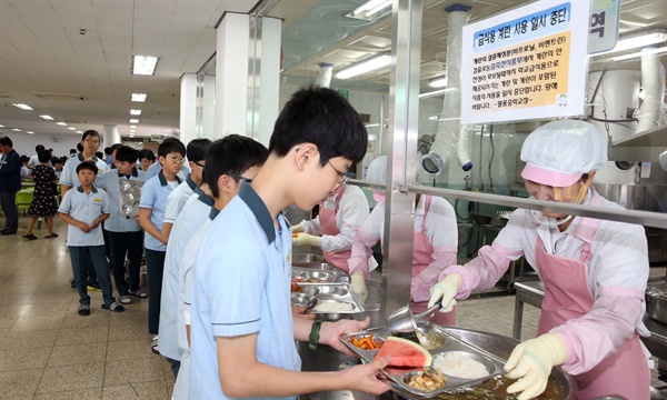  팔용중학교 급식소에 붙은 '달걀 중지 안내문'.