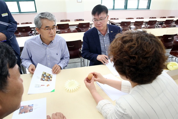 박종훈 경남교육감이 17일 봉림고등학교를 찾아 식재료에 대해 이야기를 나누고 있다.