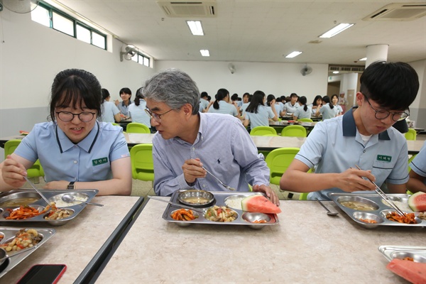  박종훈 경남도교육감이 17일 팔용중학교 급식소를 찾아 학생들과 함께 점심을 먹고 있다.