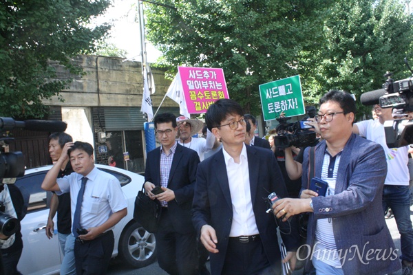 17일 오후 경북 성주군 초전면사무소에서 열릴 예정이었던 사드 관련 주민토론회가 무산되자 국방부 관계자들이 돌아가고 있다.