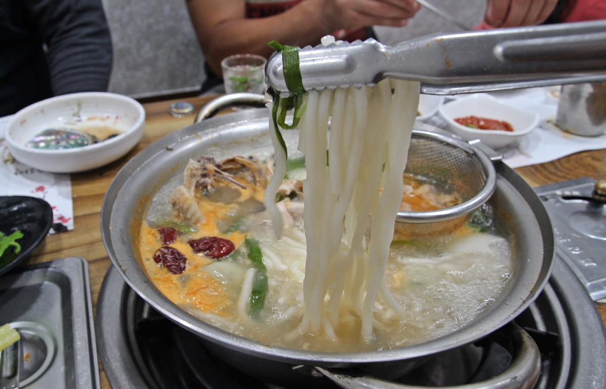  맛국물에 끓여낸 칼국수가 맛깔스럽다. 