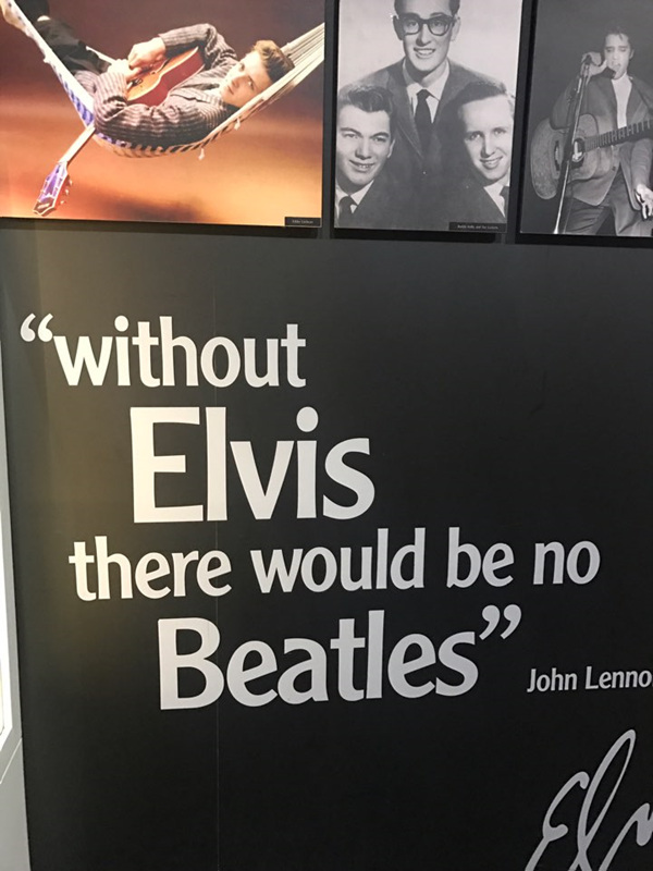 영국 리버풀의 비틀즈기념관에 있는 엘비스 헌사