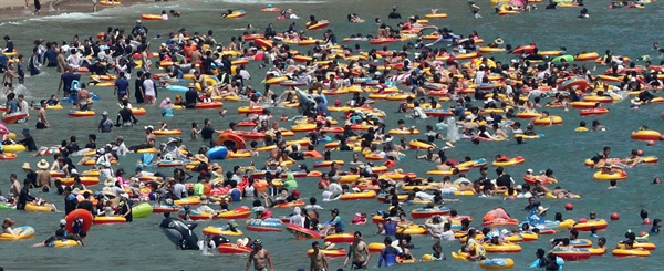 폭염이 계속된 지난 6일 오후 부산 해운대해수욕장에서 피서객들이 물놀이를 즐기고 있다.