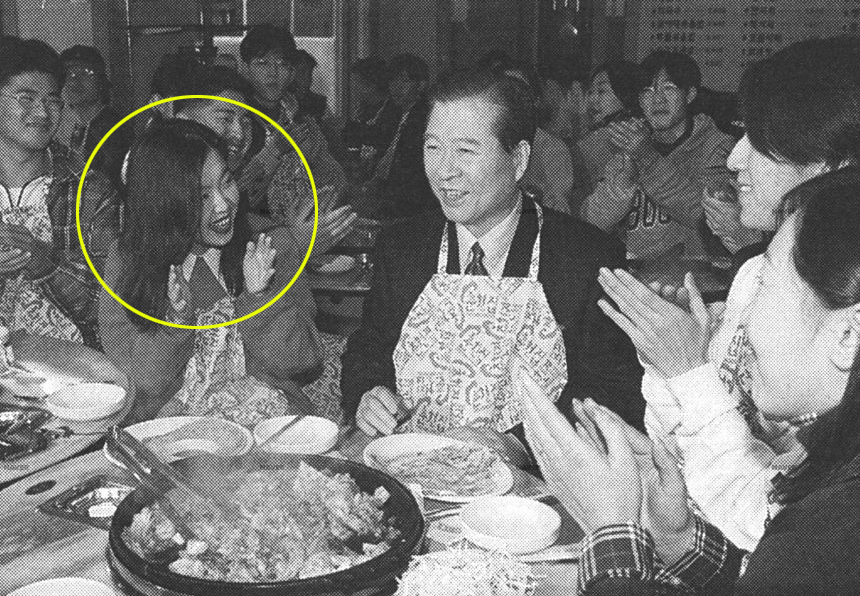 1997년 12월 14일자 <한겨레>. 김대중 전 대통령 옆에서 활짝 웃고 있는 김영미 전 은평두레생협 전 이사장의 20대 모습이다. 김현성 민주연구원 부원장도 "당시 현장에 있었으나 늦게 도착해 앞자리에 앉지 못했다"고 한다.