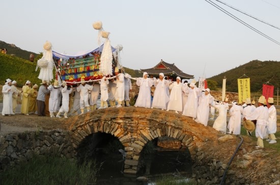 사람이 죽었을 때 상여를 메고 가면서 부르는 진도만가. 마을의 여성들이 상두꾼으로 참여한 게 특징이다. 지난 5월 27일 진도 남도석성에서 원형 그대로 재현한 모습이다.