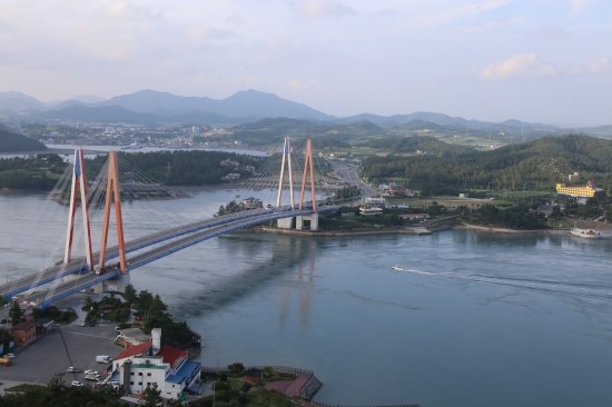  진도를 뭍과 연결시켜 준 진도대교 전경. 진도와 해남 사이 울돌목은 정유재란 당시 명량대첩의 현장이기도 하다. 