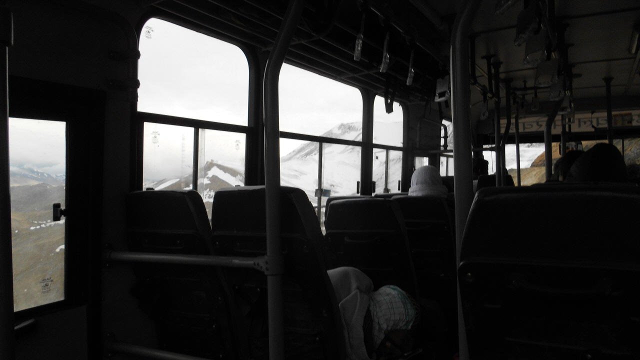 라다크로 향하는 버스 안. ‘라추랑라(해발 5065미터)를 넘어서면서 추위에 잔뜩 웅크린 승객들이 고산증에 시달리기 시작했다.
 