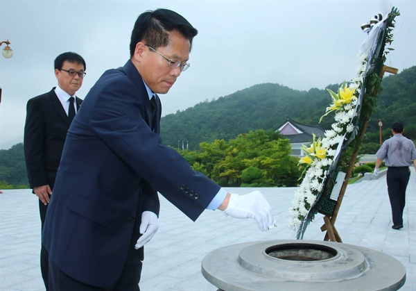  17일 부임한 한경호 경남도지사 권한대행(행정부지사)는 18일 아침 국립3.15민주묘지를 참배했다.