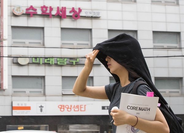 교육부가 수능 개편 시안을 발표한 10일 오후 서울 대치동 학원거리에서 학생이 바삐 발걸음을 옮기고 있다.