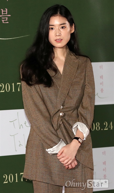 정은채, '더 테이블' 장식한 단아함 배우 정은채가 18일 오후 서울 메가박스동대문에서 열린 영화 <더 테이블> 시사회에서 포토타임을 갖고 있다. <더 테이블>은 하나의 카페, 하나의 테이블에서 하루동안 머물다 간 네 개의 인연을 통해 사랑과 관계의 다양한 모습을 비추는 작품이다. 24일 개봉.