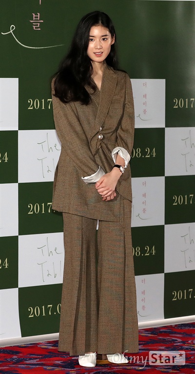 정은채, '더 테이블' 장식한 단아함 배우 정은채가 18일 오후 서울 메가박스동대문에서 열린 영화 <더 테이블> 시사회에서 포토타임을 갖고 있다. <더 테이블>은 하나의 카페, 하나의 테이블에서 하루동안 머물다 간 네 개의 인연을 통해 사랑과 관계의 다양한 모습을 비추는 작품이다. 24일 개봉.