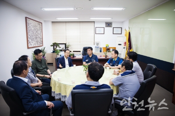  한국지엠노조는 17일 부평공장 노조 사무실에서 홍영표 국회의원과 간담회를 갖고 산은 지분 문제 등 앞으로의 대응방안을 논의하고 있다.사진 =한국지엠노조