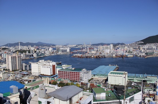 천마산로에서 바라본 부산항 전경. 손대표가 이야기하는 ‘부산사람도 모르는 진짜 부산의 모습’이다.