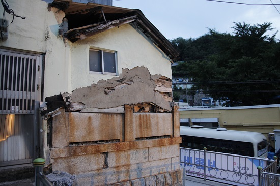 일본인 묘의 상석위에 그대로 집을 지은 아미동 비석마을의 한 주택.