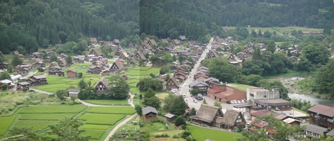           마을 북쪽 전망대에서 내려다 본 시라카와고 합장 집 마을 모습입니다. 산으로 둘러싸인 마을과 독특한 지붕 모습으로 별세계에 와 있는 듯한 느낌을 줍니다. 