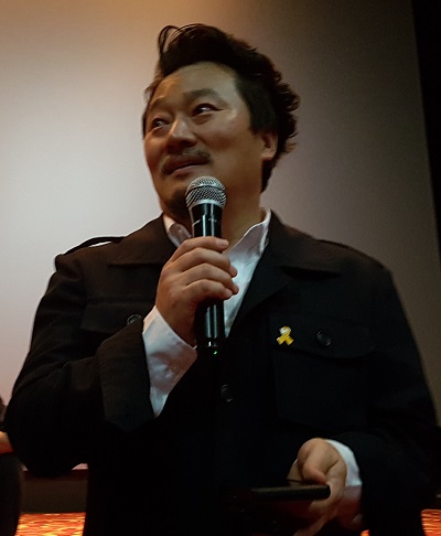  영화 <김광석 19960106>를 제작한 이상호 감독이 시사회에 앞서 인사말을 하고 있다.