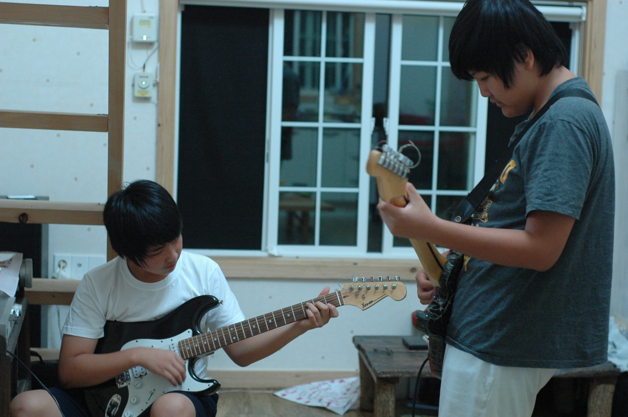 형과 함께 독학으로 기타와 노래 작곡을 배웠다.