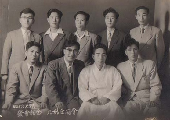 아버지 9명의 의형제들(아래 왼쪽 첫번째가 아버지)