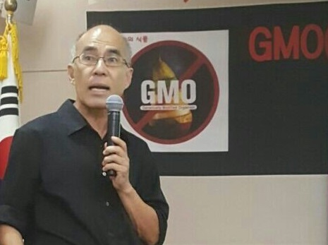 오로지 유기농문화센터 전임교수가 GMO에 대해 강의를 하고 있다.