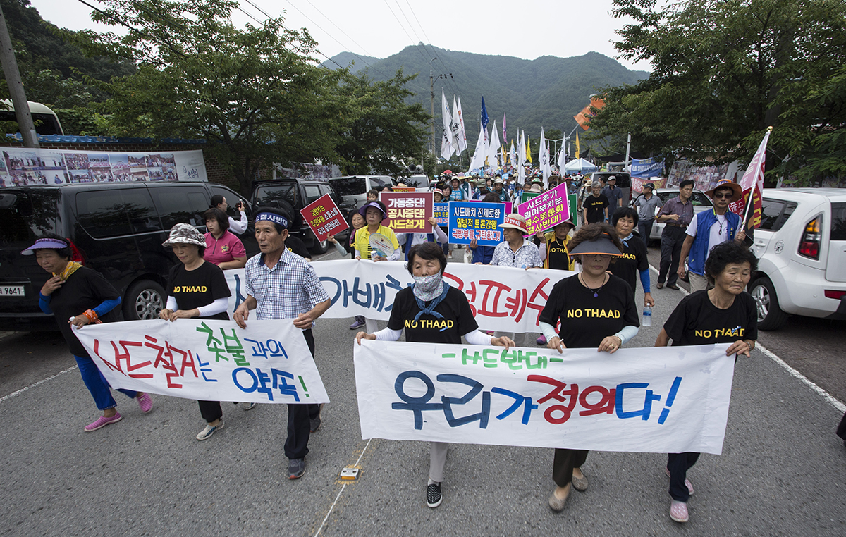  19일 오후 사드 배치 지역인 경북 성주군 초전리 마을회관 앞에선 ‘제4차 소성리 범국민 평화행동’이 열렸다. 평화행동을 마친 뒤 참가자들은 진밭교까지 행진했다. 