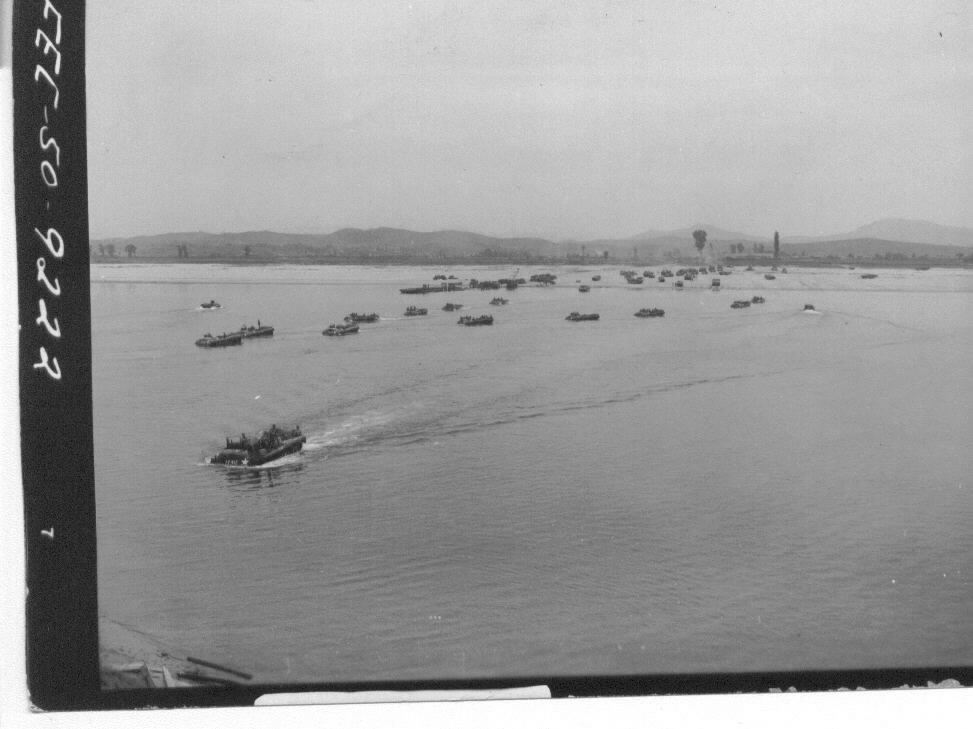  1950. 9. 25. 유엔군들이 서울을 탈환하고자 한강 도강 작전을 펼치고 있다.