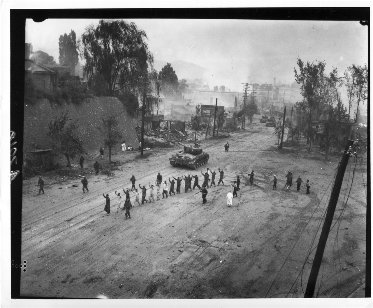  1950. 9. 26. 유엔군들이 서울 수복을 하면서 인민군 및 공산 혐의자를 색출한 뒤 연행하고 있다. 
