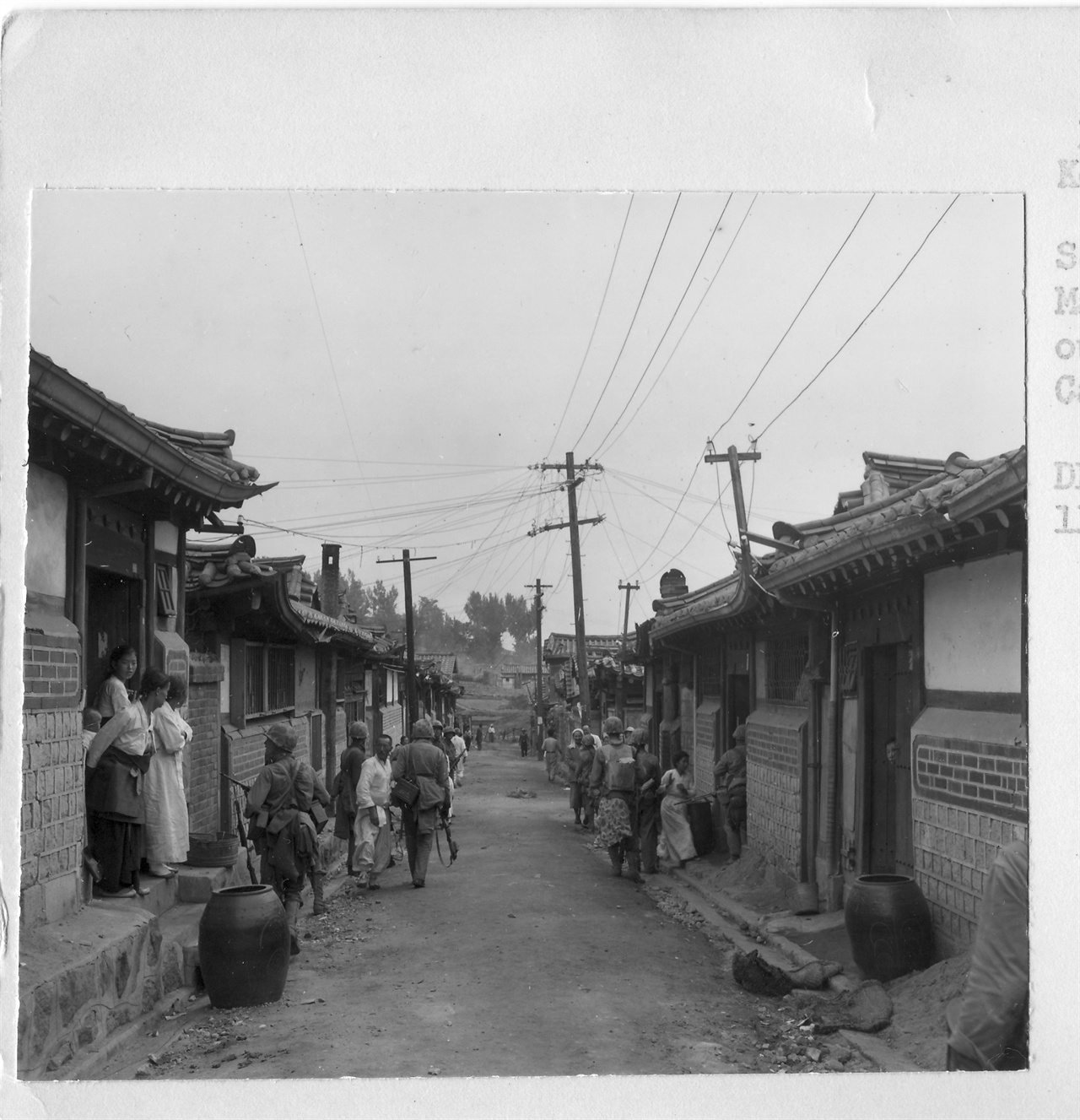  1950. 9. 서울, 유엔군들이 종로 한옥마을에서 인민군 잔당을 쫓고 있다. 