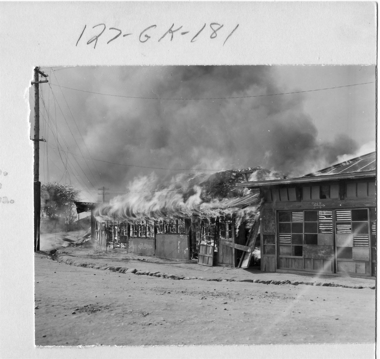  1950. 9. 29. 서울. 유엔군의 수복 후에도 인민군 잔당 소탕작전으로 불길은 계속 치솟았다. 